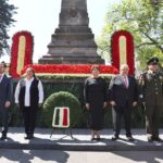 Guardiade titulares de los poderes ante el monumento a los Hombres Ilustres del Estado de México.