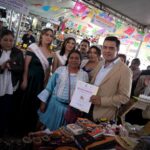 Recorrido Feria de Almoloya de Juárez. El Presidente Municipal Óscar Sánchez entregó reconocientos a las artesanas INdígenas que partiicipan.