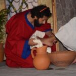 Un ejemplo de humildad, la cermonia del lavado de pies en la misa del Jueves Santo.