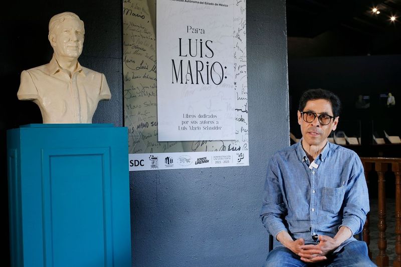 Exhibe UAEMéx libros dedicados a Luis Mario Schneider
