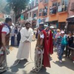 En el Viacrucis del Viernes Santo, todos los participantes debidamente caracterizados.