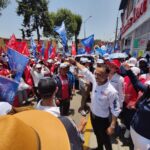 Metepec, Méx. Vecinos de Infonavit San Francisco salieron a las calles este primer domingo de campaña, a darle su apoyo a Fernando Flores, para que se reelija.