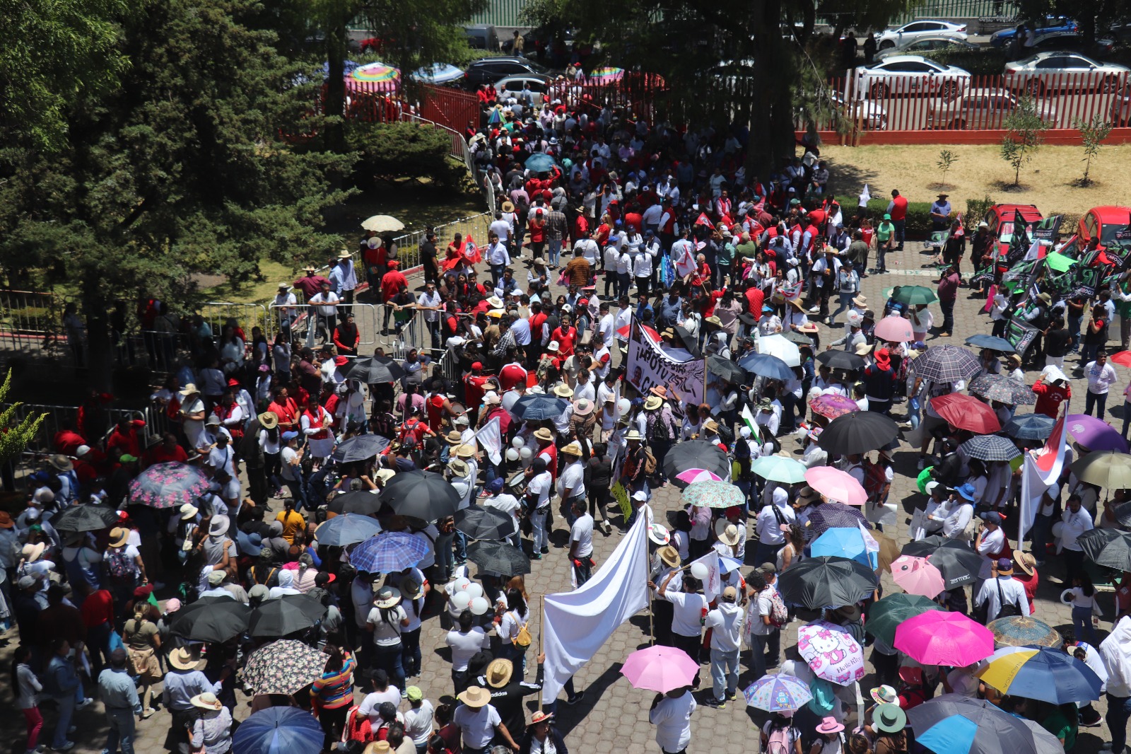 Miles de militantes acompañaron a sus aspirantes a Presidentes Municipales y Diputados a registrarse a la sede del PRI mexiquense ayer domingo.