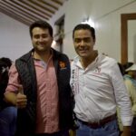 El Coordinador del PT en Almoloya de Juárez, con el candidato del PRI a la presidencia municipal de Almoloya de Juárez.