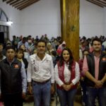 Óscar Sánchez, candidato del PRI a continuar como Presidente Municipal de Almoloya de Juárez, con los dirigentes del PT que le dieron su respaldo.