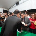 Autoridades del IEEM entregan el documento que oficialmente declara vencedor de las elecciones municipales de Metepec a Fernando Flores.