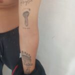 Otro tatuaje de uno de los rateros en motocicleta.