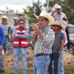 Supervisando las obras públicas municipales.