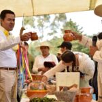 Al término de la ceremonia por el Día Internacional de los Pueblos Indígenas, degustación de la muestra gastronómica.