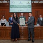 En la Sala de Consejo Universitario “Lic. Benito Juárez García” del Edificio de Rectoría, fue la entrega del certificado.