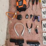 Equipo tecnológico, placas de vehículos y dos armas se encontraron a la banda de roba-autos capturada.