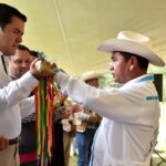 Recibe el presidente municipal de Almoloya de Juárez el Bastón de Mande los Pueblos Indígenas del municipio, como reconocimiento ade su autoridad.