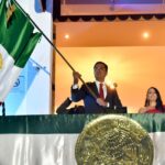 Agitando la Bandera Nacional durante la Ceremonia del Grito de Independencia, el alcalde de Almoloya de Juárez, su señora esposa y el representante del Ejército Nacionasl.