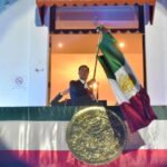 Óscar Sánchez García, Presidente Municipal de Almoloya de Juárez, encabeza la ceremonia del Grito de la Independencia.