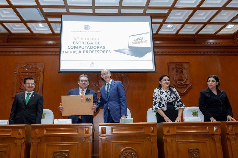 Entrega de computadoras portátiles a docentes de la UAEMéx, presidida por el Rector Carlos Eduardo Barrera Díaz