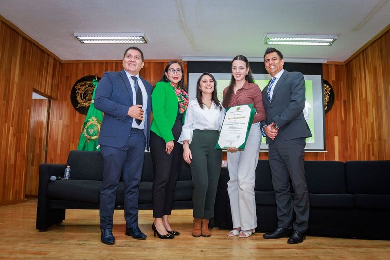 La conferencista estuvo acompañada por la Secretaría de Administración, Eréndira Fierro Moreno, y la Directora de Comunicación Universitaria, Ginarely Valencia Alcántara y otros funcionarios.