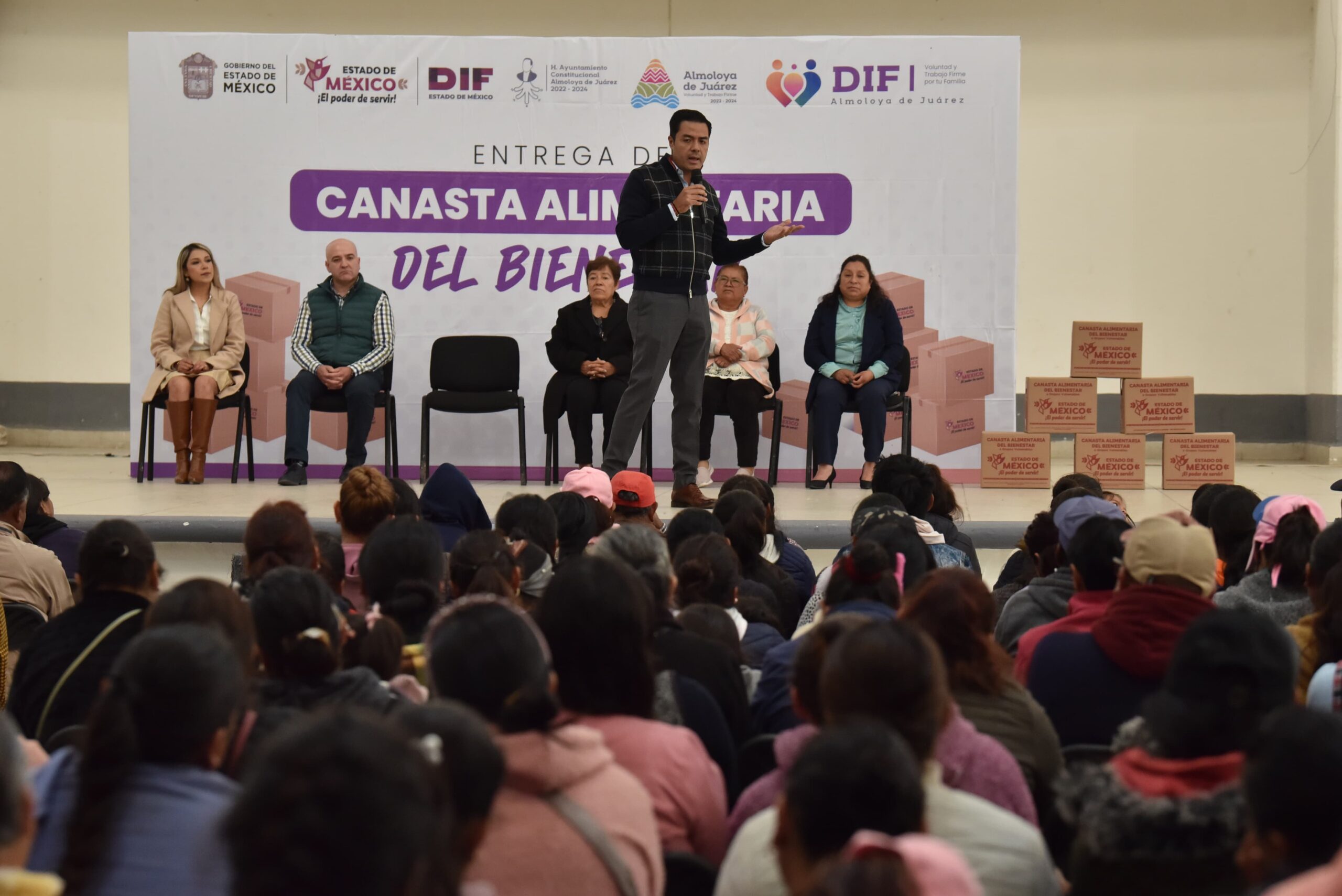 Fueron más de mil despensas bienestar, apotadas por el DIF estatal, las entregadas a los habitantes vulnerables de Almoloya de Juárez.