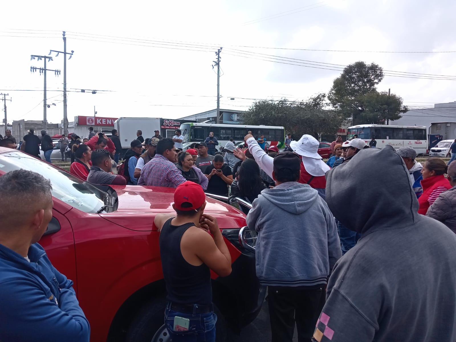 HABITANTES DE OTZACATIPAN, BLOQUEAN LA AVENIDA LÓPEZ PORTILLO PORQUE HACE MÁS DE TRES MESES NO TIENEN AGUA