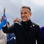 Fernando Flores Fernández en el corte del listón de la calle Manuel Arista.