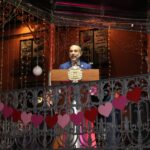 A través de una proyección, el presidente municipal de Metepec, Fernando Flores felicitó a las parejas que confirmaron su amor