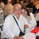 Vestidos de blanco, conforme a lo sugerido, estos tórtolos proyectan felicidad.