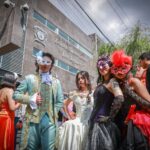 Afuera del Teatro UNiversitario Los Jaguares.