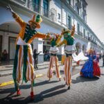Desfile por el Día Mundial del Teatro, frente a los portales de Toluca.