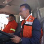 El alcalde de Metepec prueba uno de los nuevos equipos para seguir barriendo la basura.