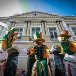 En el Día Mundial del Teatro, los universitarios salieron a las calles de la capital mexiquense a llevar colorido y talento.