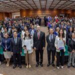 Entrega de premios a estudiantes de la UAEMéx, por parte del Rector Carlos Eduardo Barrera Díaz, y el subdirector de Vinculación del Ceneval, Ricardo Huicochea Vázquez.