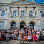 Frente al edificio de Rectoría de la UAEMéx, presencia de los alumnos y alumnas de Teatro.