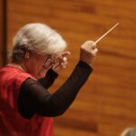 La directora huésped, Teresa Rodríguez García, al frente de la Orquesta Sinfónica del Estado de México.