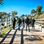 Fuerzas estatales y federales inspeccionan uno de los lugares asegurados.