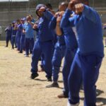 Uniformados con los colores que los identifican como pertenecientes a determinado CERESO, en clases de box.