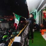 El momento de ondear la bandera nacional en la ceremonia de El Grito, en Metepec.