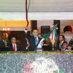 El presidente miunicipal Fernando Flores da El Grito y toca la campana.