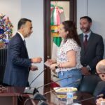 Alcalde de Metepec entrega pago de daños por bachez.