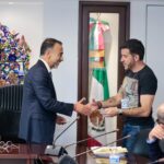 En cumplimiento de lo establecido, el alcalde Fernando Flores entregó pago de daños a automovilistas afectados por baches.