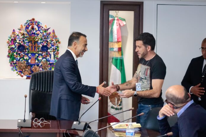En cumplimiento de lo establecido, el alcalde Fernando Flores entregó pago de daños a automovilistas afectados por baches.