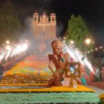 Los fuegos artificiales encienden la Ofrenda de Días de Muertos 2025 en la Escalinata del Calvario de Metepec