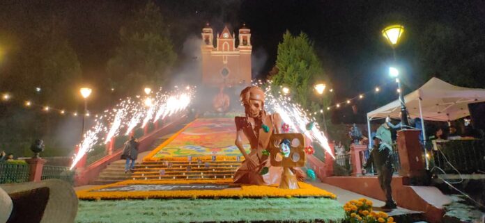 Los fuegos artificiales encienden la Ofrenda de Días de Muertos 2025 en la Escalinata del Calvario de Metepec