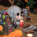 Metepec Días de Muertos No podían faltar en la ofrenda las flores, el tequila Y el periódico para estar al tanto de las noticias!