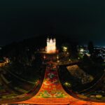 Vista aéres nocturna de la iglesia derl Calvario de Metepec, con su escalinata con motivos de Fiestas de Muertos 2025