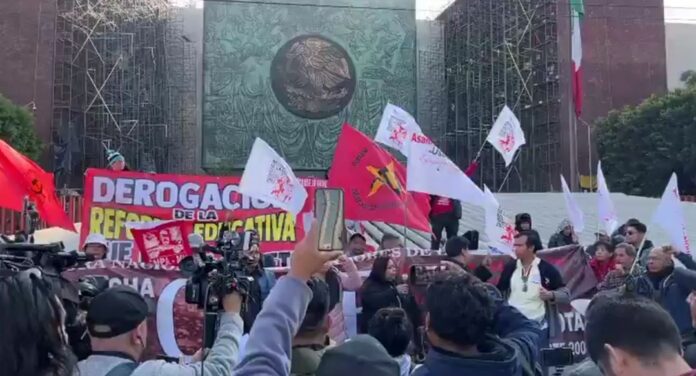 Alebrijes 3 noviembre 25 Marchan maestros de la CNTE por sus demandas.