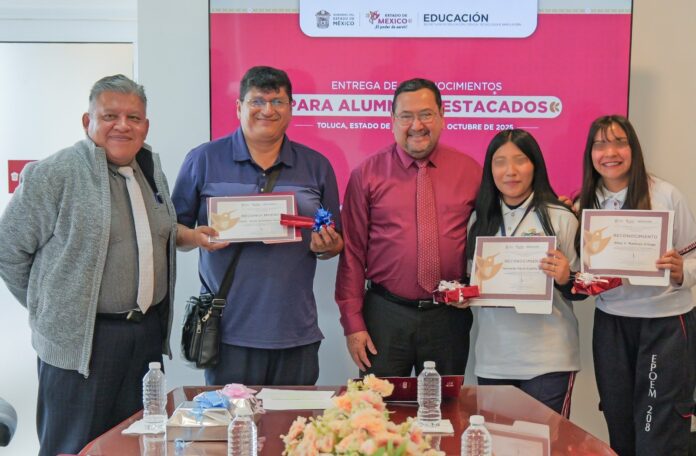 Entrega de reconocimientos para alumnos destacados en certámenes nacionales e internacionales