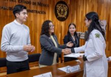 Rectora Paty Zarza realizó entrega simbólica de más de 18 mil becas, apoyos y estímulos