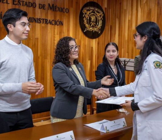 Rectora Paty Zarza realizó entrega simbólica de más de 18 mil becas, apoyos y estímulos