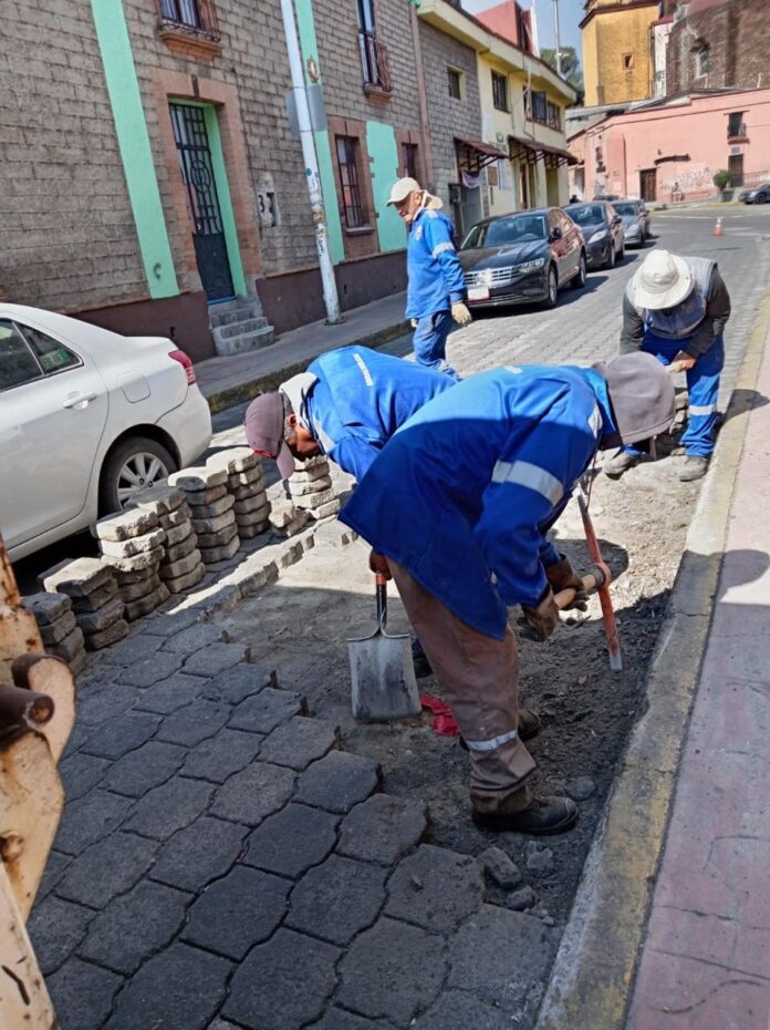Bacheando en Metepec, con el programa SINBA se lleva un avance de casi nueve mil baches taoados. 17-XII-2025.