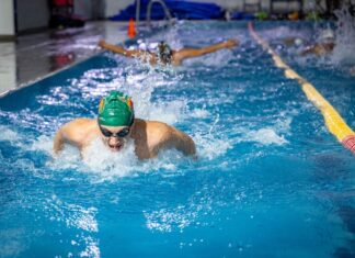 Yael Emiliano Nava Villa, estudiante de la UAEMéx, promesa de la natación universitaria