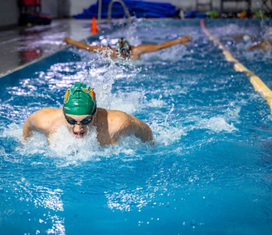 Yael Emiliano Nava Villa, estudiante de la UAEMéx, promesa de la natación universitaria